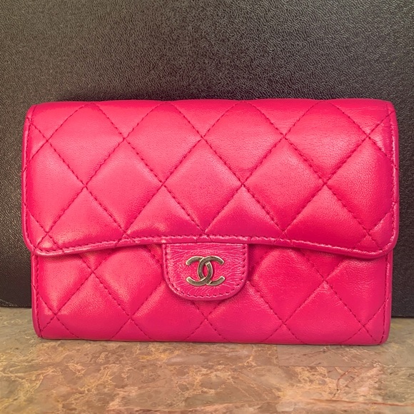 ❤️❤️SOLD❤️❤️Chanel short wallet - Picture 2 of 13